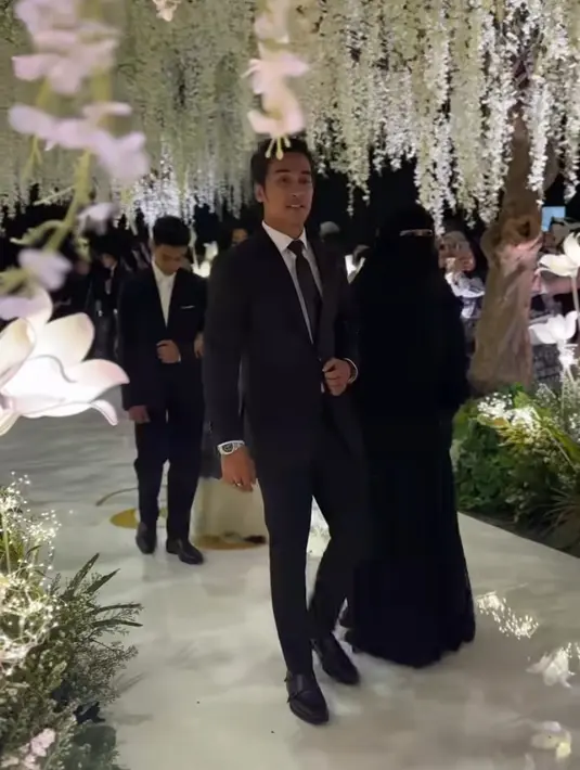 Saat resepsi pernikahan, Ummi tampil serba hitam dengan dress flowy, kerudung, dan cadarnya. [@antzranger]