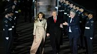 Melania Trump dan Donald Trump tiba di Inggris untuk kunjungan kenegaraan selama dua hari. (dok. Paul ELLIS / AFP)