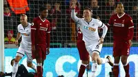 Bek Swansea City Alfie Mawson merayakan gol ke gawang Liverpool pada laga Premier League di Stadion Liberty, Swansea, Senin (22/1/2018). (AFP/Geoff Caddick)