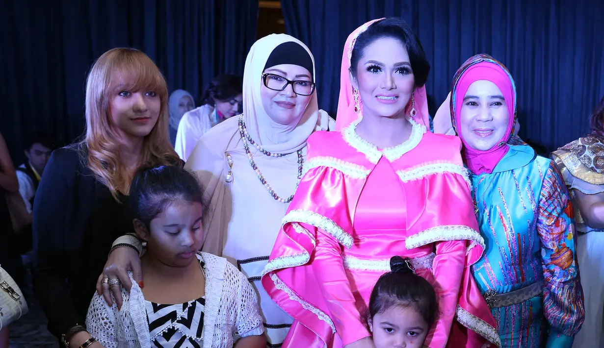 Para undangan memanfaatkan kesempatan ini untuk foto bareng dengan Krisdayanti (Galih W. Satria/Bintang.com)