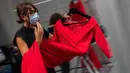 Staf desainer Spanyol, Hannibal Laguna bekerja di belakang panggung sehari sebelum dimulainya Mercedes-Benz Fashion Week di Madrid, Rabu (9/9/2020). Mode Spanyol berlangsung dari 10 - 13 September di bawah protokol kesehatan dan pedoman jarak sosial karena pandemi corona. (AP Photo/Bernat Armangue)