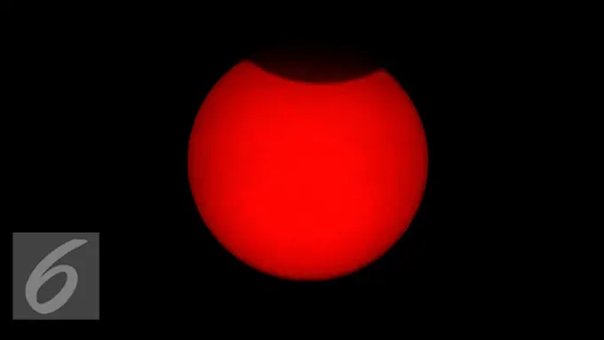 Gerhana Matahari Parsial di Jakarta, Rabu (9/3).