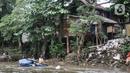 Aktivitas warga di bantaran Kali Ciliwung, Jakarta, Selasa (31/1/2023). Diketahui, Pemprov DKI menganggarkan Rp 700 miliar untuk pembebasan lahan normalisasi Ciliwung menggunakan anggaran itu masuk Rancangan Peraturan Daerah tentang APBD DKI Tahun Anggaran 2023. (merdeka.com/Iqbal S Nugroho)