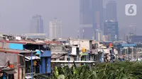 Suasana pemukiman padat penduduk di bantaran kali di Jakarta, Selasa (4/8/2020). Badan Pusat Statistik (BPS) mencatatkan jumlah penduduk miskin Indonesia mencapai 26,42 juta orang per Maret 2020. (Liputan6.com/Angga Yuniar)