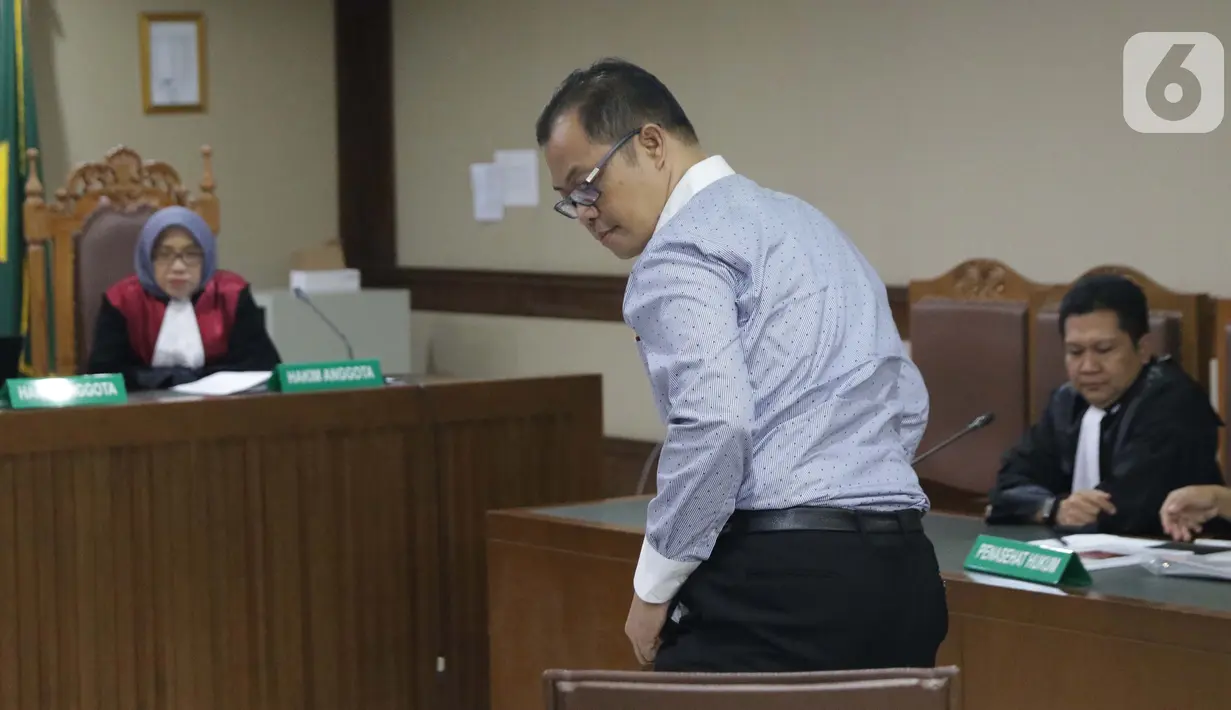 Terpidana kasus suap Pilkada, Muchtar Effendi saat menjalani sidang pembacaan dakwaan di Pengadilan Tipikor, Jakarta, Senin (7/10/2019). Muchtar Effendi didakwa dalam kasus pencucian uang yang melibatkan mantan Ketua Mahkamah Konstitusi M Akil Mochtar. (Liputan6.com/Helmi Fithriansyah)