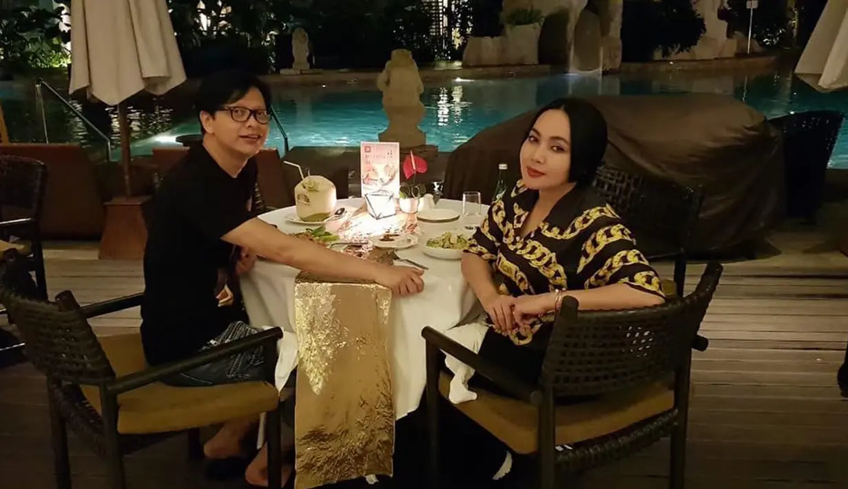 Seperti pasangan muda, Armand Maulana dan Dewi Gita juga masih menghabiskan waktu bersama dengang makan malam. Meski terlihat sederhana, keduanya tampak bahagia. (Liputan6.com/IG/@armandmaulana04)