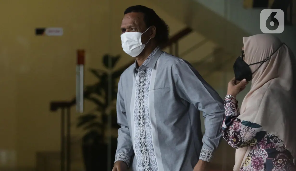 Rosario de Marshall alias Hercules (kiri), Tenaga Ahli PD Pasar Jaya, usai menjalani pemeriksaan di Gedung Merah Putih Komisi Pemberantasan Korupsi (KPK), Jakarta, Kamis (19/1/2023). Sebelumnya, KPK telah menetapkan sebanyak 14 tersangka dalam kasus dugaan suap penangan perkara di MA, termasuk Hakim Agung nonaktif, Sudrajad Dimyati dan Gazalba. (Liputan6.com/Helmi Fithriansyah)