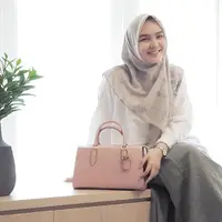 Hijab menutup dada Ria Miranda. (Foto: instagram/ riamiranda)