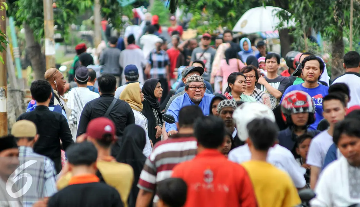 Suasana kepadatan warga yang datang untuk berziarah di TPU Karet Bivak, Jakarta, Minggu (29/5/2016). Jelang memasuki bulan Ramadhan, umat Muslim mulai ramai berziarah ke makam keluarganya. (Liputan6.com/Yoppy Renato)