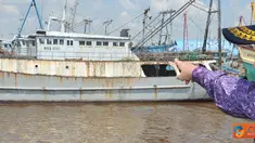 Citizen6, Kalbar: MKP Sharif C Sutardjo meninjau kapal ilegal nelayan Vietnam yang ditahan didermaga Stasiun PSDKP Sungai Rengas Pontianak. (Pengirim: Efrimal Bahri)