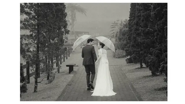 6 Potret Prewedding Ranty Maria dan Rayn Wijaya, Romantis Bernuansa Rustic