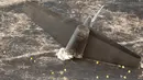 Bagian ekor dari pesawat mata-mata Amerika Serikat U-2 "Dragon Lady" yang jatuh ketika menjalani sesi latihan di Sutter, California, Selasa (20/9). Kedua pilot berhasil melontarkan diri dari pesawat , namun satu di antaranya tewas. (JOSH Edelson/AFP)
