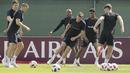 Aksi Jamie Vardy saat berlatih bersama rekan-rekannya di Zelenogorsk dekat St. Petersburg, Rusia, (13/7/2018). Inggris akan melawan Belgia untuk memperebutkan tempat ketiga Piala Dunia 2018. (AP/Dmitri Lovetsky)