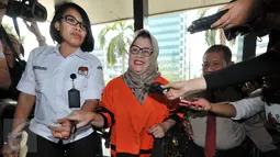 Anggota DPR RI F-Partai Hanura Dewie Yasin Limpo dikawal petugas saat tiba di Gedung KPK, Jakarta, Selasa (27/10). Dewie menjalani pemeriksaan perdana sebagai tersangka kasus dugaan suap proyek pembangkit listrik di Papua. (Liputan6.com/Helmi Afandi)