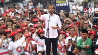 Capres nomor urut 01 Joko Widodo menyapa pendukungnya saat menghadiri deklarasi Alumni Jabar Ngahiji di Monumen Perjuangan Kota Bandung, Jawa Barat, Minggu (10/3). Deklarasi tersebut bertema 'Ayo Bung Satu Kembali'. (Liputan6.com/Angga Yuniar)