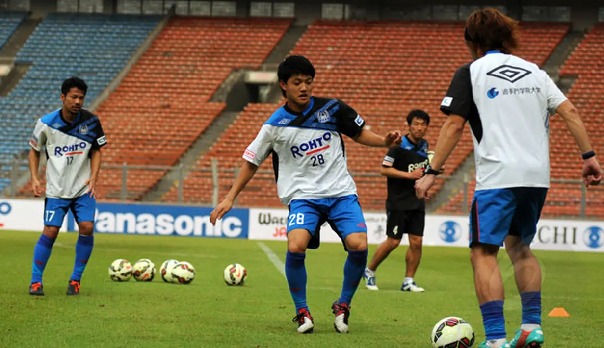 Sejumlah pemain Gamba Osaka melakukan latihan ringan di Stadion GBK Jakarta, Jumat (23/1/2015). Gamba Osaka akan melakukan laga uji coba melawan Persija Jakarta pada Sabtu (24/1). (Liputan6.com/Helmi Fithriansyah)