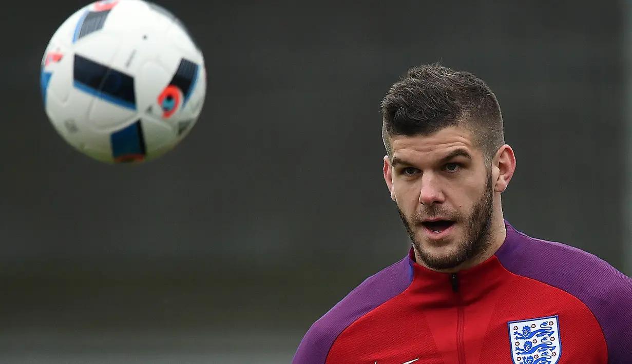 Kiper Southampton, Fraser Forster, menjadi starter menggantikan Jack Butland saat melawan Jerman di Olympiastadion, Berlin, Minggu (27/3/2016) dini hari WIB. (AFP/Paul Ellis)
