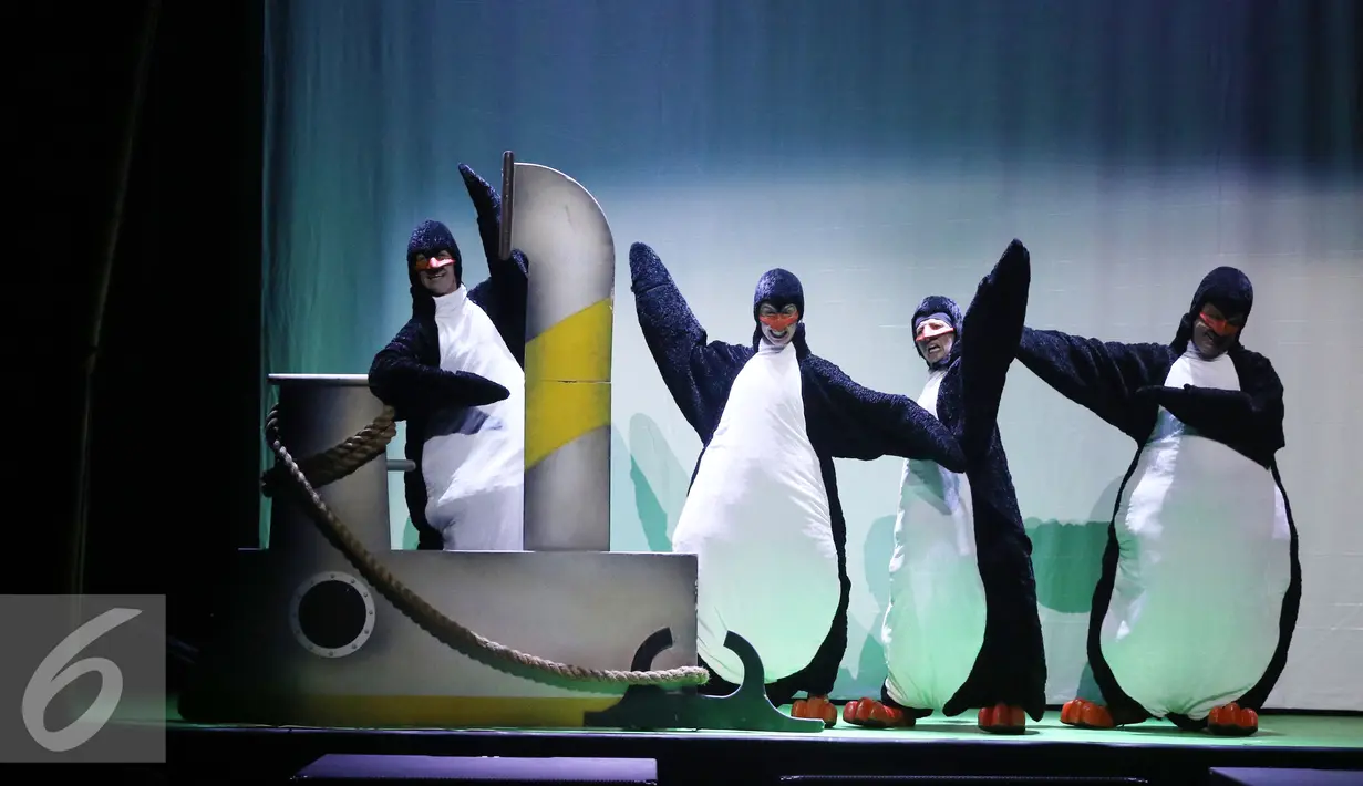 Para Penguins beraksi di pertunjukan drama musikal Madagascar Live! di ICE BSD, Serpong, Tangerang (5/5). Pertunjukkan ini menghadirkan cerita persahabatan yang dibawakan oleh tokoh para hewan dari kebun binatang. (Liputan6.com/Herman Zakharia)
