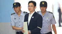 Ekspresi Lee Jae-yong usai menjalani vonis di pengadilan di Seoul, Korea Selatan, (25/8). Lee ditahan terkait tuduhan korupsi, mulai dari penyuapan, penggelapan, hingga penyembunyian aset di luar negeri. (Chung Sung-Jun/Pool Photo via AP)