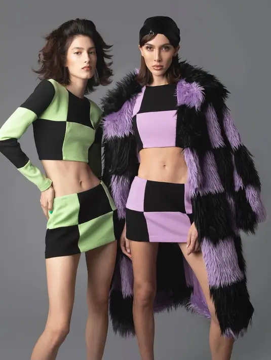 Aksen bulu memang selalu terdengar ekstra. Di tahun 2022 ini, tak ada salahnya menambah bumbu pada penampilan dengan aksen bulu yang meningkatkan gaya kamu seketika. (Foto: Christian Cowan)