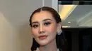 Aaliyah memancarkan pesona anggun saat melangkah di catwalk, mengenakan dress longgar bernuansa beige. Gaun tersebut dihiasi detail bordir coklat yang memperkaya tampilan elegannya.  [@thariqhalilintar/@ochiipramita].