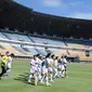 Skuat Persib Bandung menjalani sesi latihan di Stadion Gelora Bandung Lautan Api (GBLA), Senin (1/3/2021). (Foto: MO Persib)