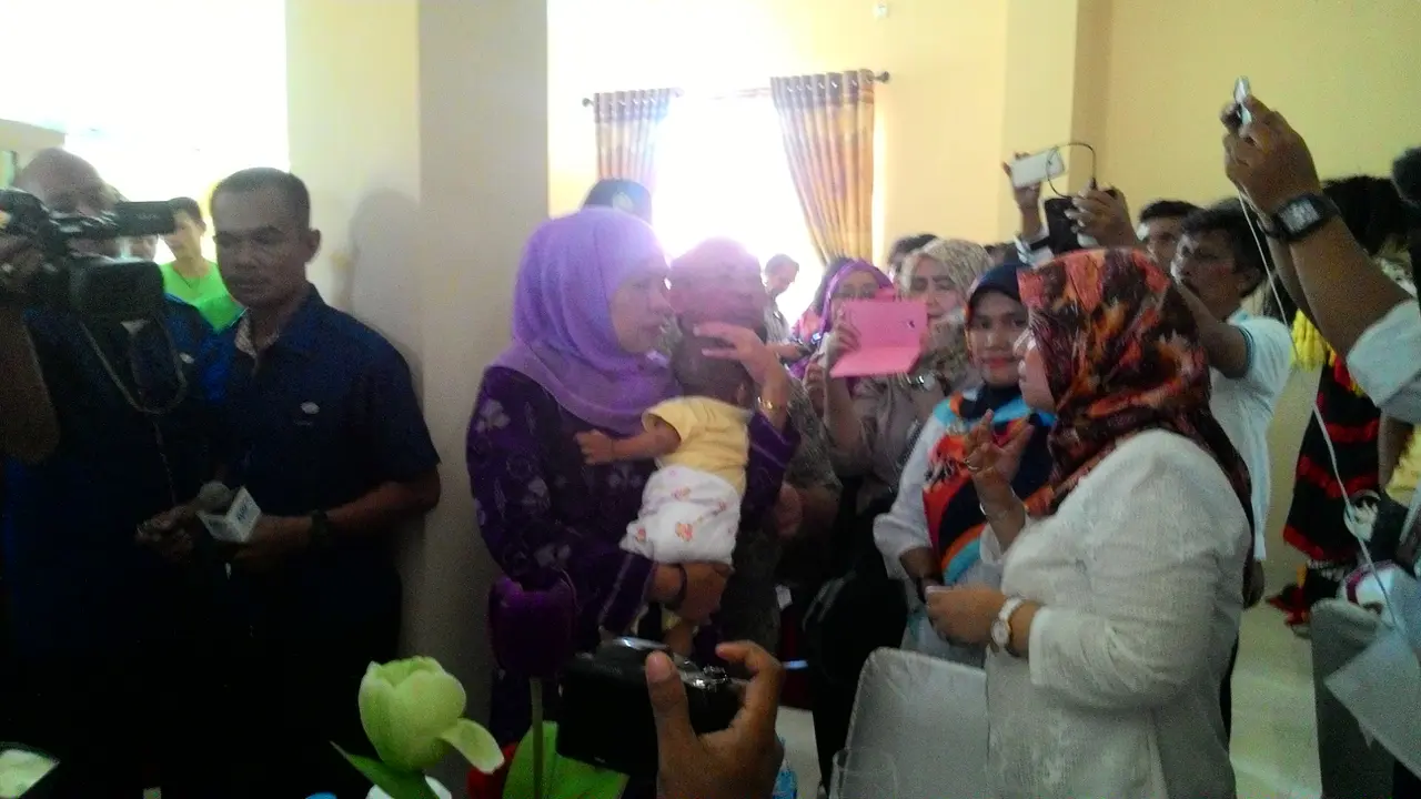 Menteri Khofifah Termenung Gendong Bayi Korban Eksploitasi