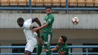 Pemain PSPS Riau, Herman Dzumafo (kiri) berebut bola dengan pemain Persebaya Andri Muladi pada laga 8 Besar Liga 2 Grup Y di Stadion GBLA, Bandung, Sabtu (18/11/2017). (Bola.com/Nicklas Hanoatubun)