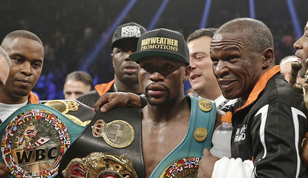 Mayweather Jr. menerima sabuk kemenangan dari WBC yang berlapis emas dan batu zamrud. (AP Photo/John Locher)