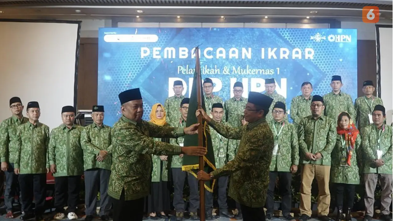 Penyerahan bendera oleh H. Abdul Kholik kepada Ketua Umum DPP HPN Dede Supriyadi Arief (Liputan6.com/Istimewa)