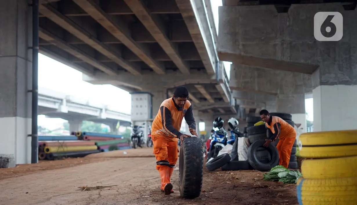Petugas Penanganan Prasarana dan Sarana Umum (PPSU) menyelesaikan pembangunan Taman Pilar Jati di Cipinang Melayu, Jakarta, Selasa (27/10/2020). Area yang dilengkapi taman lalu lintas serta sarana bersepeda tersebut untuk mempercantik lahan tidur di kolong tol. (Liputan6.com/Immanuel Antonius)
