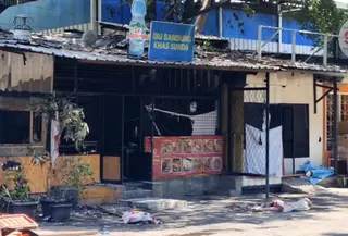Penampakan warung-warung di sekitar kawasan Taman Makam Pahlawan Kalibata yang dibakar sekelompok massa buntut dugaan pengeroyokan dua orang debt collector atau mata elang (matel). (Foto: Merdeka.com/Nur Habibie).