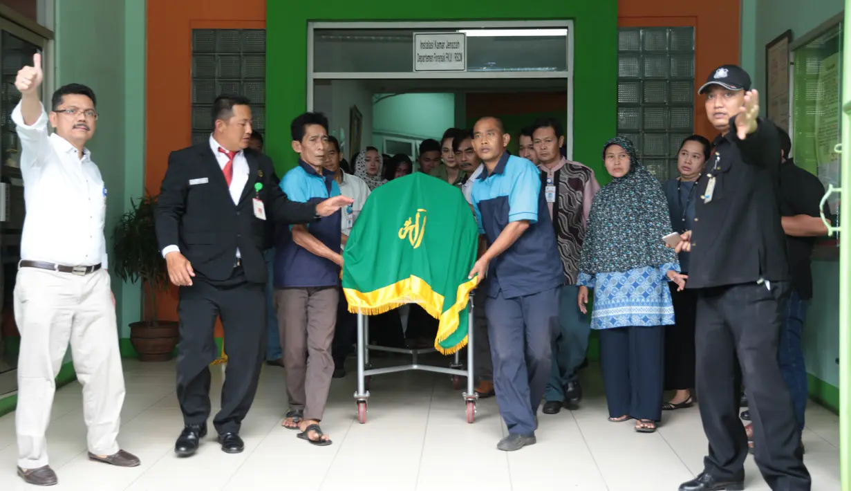 Tidak hanya keluarga yang mengiringi jenazah Jupe di mobil ambulance. Tapi juga para sahabat dekat, seperti Luna Maya, Ruben Onsu, Zaskia Gotik. Kesedihan begitu terlihat dari para sahabat dekat disamping jenazah. (Deki Prayoga/Bintang.com)