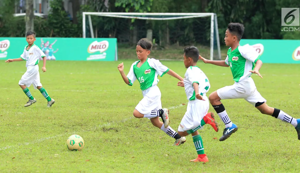 Anak-anak terpilih bertanding pada MILO Football Championship 2019 di Ciputat, Tangerang Selatan, Sabtu (27/4/2019). Sebanyak 16 pemain terbaik dibagi menjadi dua tim yaitu Tim Kurniawan dan Tim Ponaryo yang akan dinilai mewakili Indonesia di MILO Champions Cup di Barcelona. (Liputan6.com/HO/Rizky)