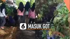 Menurut kabar kejadian ini terjadi karena saling sindir di status WhatsApp.