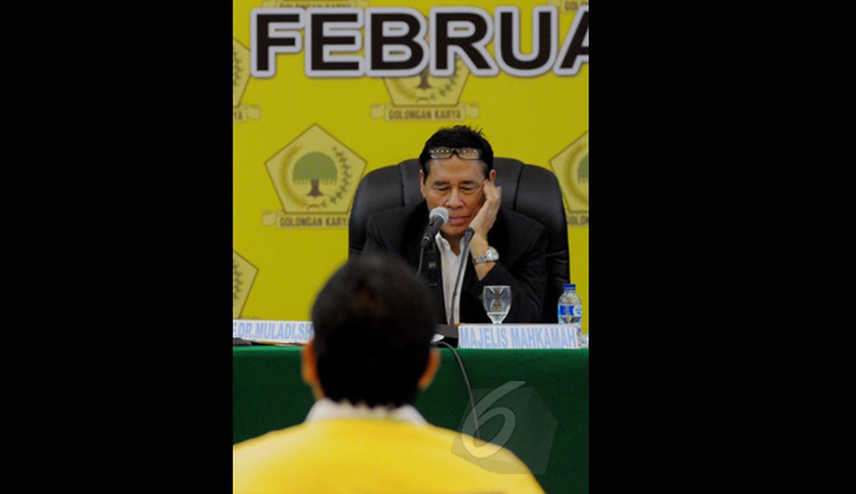Ketua Majelis Hakim Mahkamah Partai Golkar Muladi (kanan) bersama anggota majelis hakim Andi Mattalata mendengarkan keterangan saksi saat sidang Mahkamah Partai Golkar di Kantor DPP Partai Golkar, Jakarta, Rabu (25/2/2015). (Liputan6.com/Andrian M Tunay)