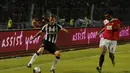 Pemain belakang ISL All Stars, Ricardo Salampessy (kiri), mencoba menutup pergerakan Stephan Lichtsteiner (Juventus) saat berlaga di Stadion GBK Jakarta, (6/8/2014). (Liputan6.com/Helmi Fithriansyah)