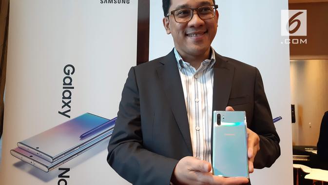 Denny Galant, Head of Product Marketing IT & Mobile Samsung Electronics Indonesia, memegang Galaxy Note 10 Plus (Liputan6.com/ Agustin Setyo W)