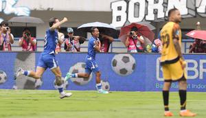 Pemain Persib, Beckham Putra (tengah) merayakan golnya ke gawang Persija pada pertandingan pekan ke-17 BRI Super League 2025/2026 di Stadion Gelora Bandung Lautan Api (GBLA), Bandung, Jawa Barat, Minggu 11 Januari 2026. Menjamu Persija Jakarta pada pertandingan pekan ke-17 BRI Super League 2025/2026 di Stadion Gelora Bandung Lautan Api (GBLA), Bandung, Jawa Barat, Minggu 11 Januari 2026 sore, Persib Bandung unggul 1-0. (Bola.com/Abdul Aziz)