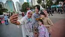Pengunjung berswafoto dengan warga berpakaian Kimono saat hari pertama acara Jak-Japan Matsuri 2018 di Gelora Bung Karno, Senayan, Jakarta, Sabtu (8/9). Tahun ini, festival mengusung tema Indonesia and Japan Always Together. (Liputan6.com/Faizal Fanani)