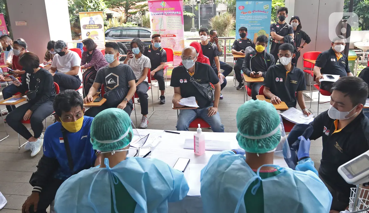 Suasana para Atlet Nasional menunggu untuk mengikuti vaksin di Rumah Sakit Olahraga Nasional, Jakarta, Jumat (12/3/2021). Kemenpora bersama Kemenkes melakukan vaksinasi COVID-19 dosis ke-2 kepada insan olah raga nasional dengan menyasar 820 orang secara bertahap. (Liputan6.com/Herman Zakharia)