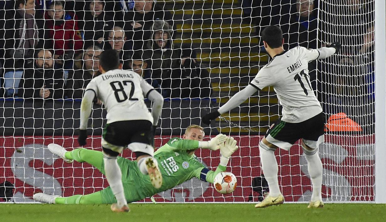 Hasil positif ini membuat Leicester City yang sebelumnya menghuni dasar klasemen berhasil naik ke peringkat teratas dengan koleksi delapan poin. (AP/Rui Vieira)