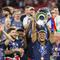 Pemain PSG, Desire Doue angkat trofi juara Liga Champions. (Odd ANDERSEN / AFP)