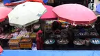 Pedagang beraktivitas di Pasar Kebayoran Lama, Jakarta, Selasa (28/6/2021). Pemprov DKI Jakarta melakukan pembatasan mobilitas warga, salahsatunya pembatasan operasional pasar tradisional untuk menekan penyebaran COVID-19. (Liputan6.com/Angga Yuniar)