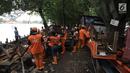 Petugas Penanganan Sarana dan Prasarana Umum (PPSU) DKI Jakarta membongkar lapak pedagang di kawasan Danau Sunter, Jakarta Utara, Jumat (19/1). Penataan agar kawasan Danau Sunter tidak terlihat kumuh dan sedap dipandang mata. (Liputan6.com/Arya Manggala)