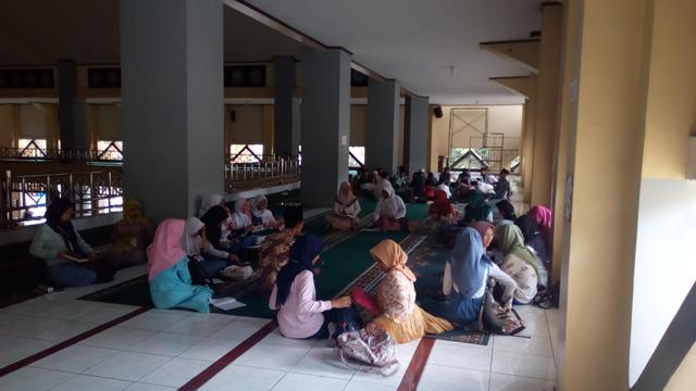 Satu titik rombongan belajar pesantren kilat Ramadan 2019 yang dilaksanakan masjid Agung Garut