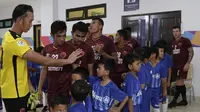 Player Escort Kids Allianz pada lanjutan penyisihan Grup H Piala AFC 2019 antara PSM Makassar Vs Home United, Selasa (30/4/2019) di Stadion Pakansari, Kab. Bogor. (Bola.com/Muhammad Iqbal Ichsan)