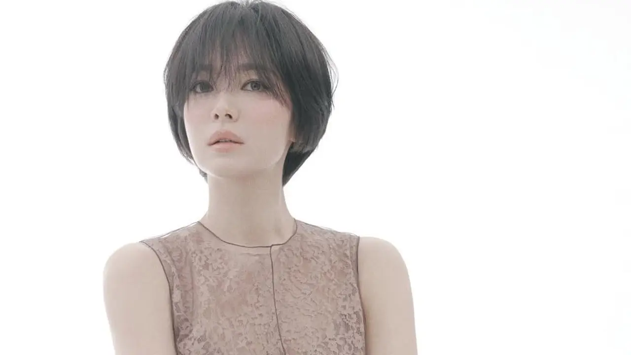 8 Potret Gothic Look Song Hye Kyo yang Nampang di Majalah Vogue, Bak Boneka Hidup di Usia 43 Tahun