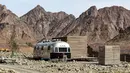 Trailer gurun tersedia di lokasi glamping atau glamorous camping di Hatta, Dubai, 15 Februari 2019. Dubai bertujuan memperluas kemasyhurannya dengan menyajikan wisata glamping. (Karim Sahib/AFP)