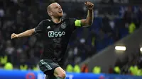 Davy Klaassen cetak gol untuk Ajax saat kalah 1-3 dari Lyon (PHILIPPE DESMAZES / AFP)